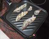 Foto del paso 1 de la receta: Chuletas de atún adobadas y a la plancha con ensalada