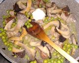 Foto del passaggio 3 della ricetta Tagliatelle funghi piselli e salsiccia