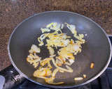 Foto del paso 3 de la receta: Pasta con salsa de gamba roja