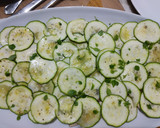 Foto del paso 3 de la receta: Carpaccio de calabacín y champiñones