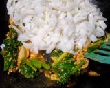 Foto langkah ke 5 dari resep Kwetiau Goreng Pedas.