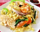 Hình bước làm 4 của món Mì Trứng Xào Hải Sản