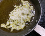 Foto del paso 3 de la receta: Tortilla de patata con calabacín y ajos tiernos