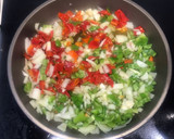 Foto del paso 4 de la receta: Carne de cocido en fritada con huevo escalfado