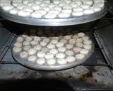 Foto langkah ke 5 dari resep Kue Sagu Keju.