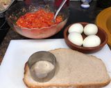 Foto del paso 1 de la receta: Tostadas de asadillo manchego y huevo duro