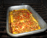Foto del paso 5 de la receta: Cuadrados de polenta al horno con salsa  de tomate y arvejas