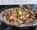 Une image de l'étape 9 de Salade de riz au saumon frais tomates et fleurs comestibles.