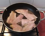 Foto del paso 2 de la receta Merluza con vino blanco