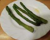 Foto del paso 2 de la receta: Salteado de gambas, cebolla y espárragos trigueros