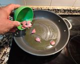 Foto del paso 3 de la receta: Pechuga de pavo con vino blanco, pasas y uva