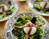 Foto del paso 2 de la receta: Ensalada de rúcula y burrata con anchoas de Santoña, tomate seco y piñones, sobre pesto de perejil