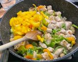 Une image de l'étape 19 de Poulet au lait de coco et poivrons.