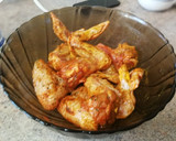 Foto del paso 5 de la receta: Alitas de pollo adobadas con patatas gajo al horno