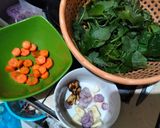 Foto langkah ke 1 dari resep Sayur Bening Bayam Wortel.