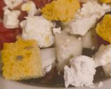 Foto del paso 5 de la receta: Ensalada griega con pan de maíz