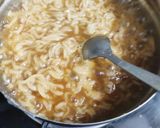 A picture of step 3 of Noodles pizza.