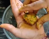 A picture of step 3 of Maggi pakode.