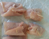 Foto del paso 2 de la receta: Rollitos de pollo rellenos de jamón serrano y queso de trufa