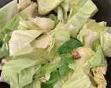 A picture of step 1 of Stir fry cabbage with egg ผัดผักกะหล่ำปลีใส่ไข่.