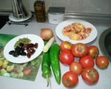 Foto del paso 1 de la receta: Pollo con arroz servido con salsa de ciruelas, dátiles y pipas