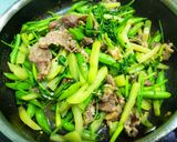 Hình bước làm 4 của món Thịt bò xào su su, ngò rí