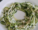 Foto del paso 1 de la receta Ensalada de calabacín, zanahoria, plátano frito y más