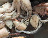 Foto del paso 2 de la receta: Fideuà de mariscos, con sepia sucia, galeras y gambones