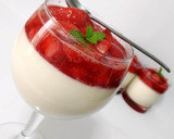 Foto del paso 6 de la receta: Panacota con salsa de fresas naturales