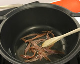 Foto del paso 1 de la receta: Espagueti con anchoa y olivas negras