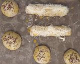 Gluténmentes, élesztőmentes sajtos stangli és zsemle recept fázis 2 fotója