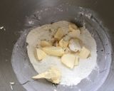 Une image de l'étape 3 de Pâte brisée à la liqueur de prunes, lait et vanille.