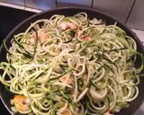 Une image de l'étape 2 de Spaghetti de courgette aux crevettes.