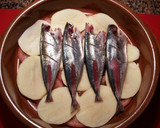 Foto del paso 3 de la receta: Cazuela imperial de jureles con fumet de gambas