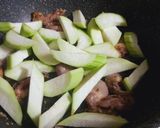 Hình bước làm 2 của món Mướp xào tim gà