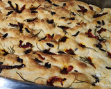 Foto del paso 7 de la receta: Focaccia con tomates secos, romero y olivas negras. Fácil y rápida, sin amasar. 🍅🫒🍞