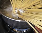 Foto langkah ke 2 dari resep Easy Fettuccine Carbonara.