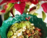 Foto del paso 3 de la receta: Ensalada de tomate cherry, aguacate y mozzarella con pesto de nueces y albahaca