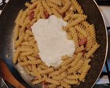 Foto del passaggio 3 della ricetta Fusilli con crema di ricotta guanciale pecorino e pepe nero