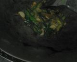 Foto langkah ke 3 dari resep Tumis Jamur Kancing Cabe Ijo.