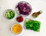 Hình bước làm 1 của món Salad rau củ mix xúc xích