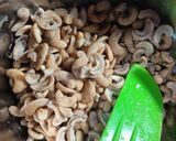 Foto langkah ke 3 dari resep Mete Goreng Bawang Putih.