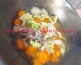 Foto langkah ke 2 dari resep Sop jamur, wortel & kembang kol.
