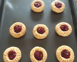 Foto langkah ke 5 dari resep Cranberry Cheese Tumbprint.