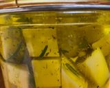 Foto del paso 3 de la receta: Queso en aceite aromatizado