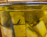Foto del paso 3 de la receta: Queso en aceite aromatizado