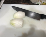 Foto del paso 3 de la receta: Muslos de pollo en salsa de cebolla y ajo