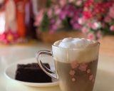 รูปขั้นตอนการทำที่ 4 ของ กาแฟลาเต้ร้อนนมอัลม่อนด์ จากเครื่อง Moka Pot