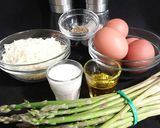 Foto del paso 1 de la receta: Omelette de espárragos y queso mozzarella