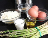 Foto del paso 1 de la receta: Omelette de espárragos y queso mozzarella